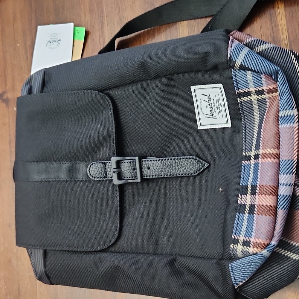 Hers chelsea retreat sling bag